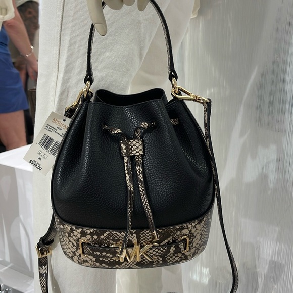 MICHAEL KORS 
Reed Md Pebbled Leather Belted Bucket Messenger Satchel Crossbody - Picture 5 of 16